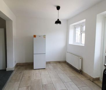4 bedroom semi-detached house to rent - Photo 4
