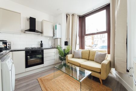 2 Bed Flat, Empress Avenue, IG1 - Photo 2