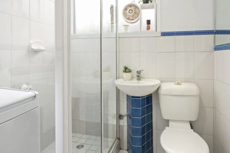 Light-Filled Apartment in Prime Thornbury Location - Photo 4