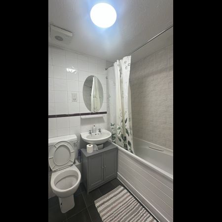 2 Bed Flat, Adeliza Close, IG11 - Photo 3