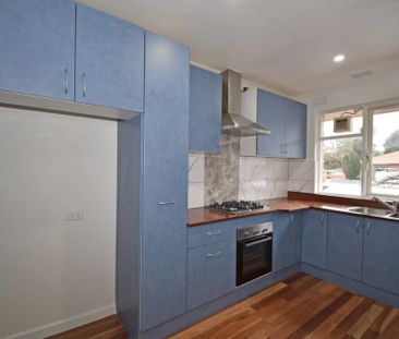 Spacious Apartment in the Heart of Bentleigh - Photo 4