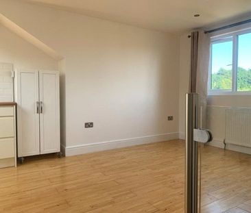 2 bedroom apartment to rent Garlands Road, Redhill, Surrey, RH1 - Photo 5