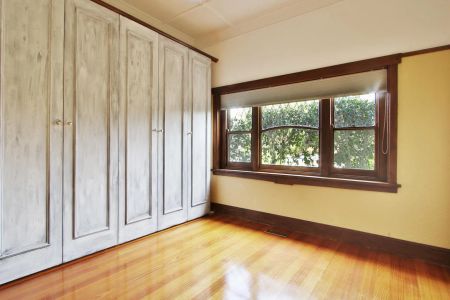 LOCATION & BIG ON SIZE! - Photo 2