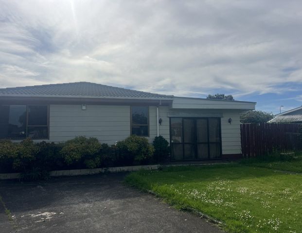 Spacious 3-Bedroom Standalone House for Rent in Manurewa - Photo 1