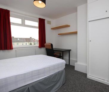 A fantastic opportunity to rent a ROOM in this 6 bedroom student ho... - Photo 2