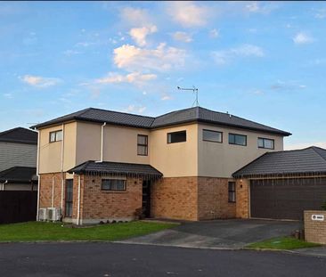 Spacious 5BR Family Haven in Takanini - Photo 1