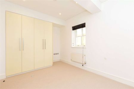 A larger than average two bedroom apartment set within a secure gated development in the heart of Islington just off Essex Road. - Photo 5