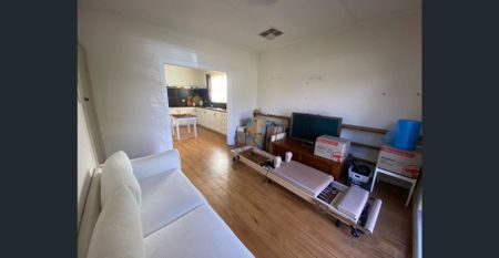 Renovated Two Bedroom Home Plus Study - Photo 2