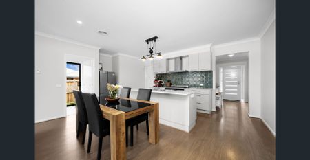 Stylish Charlemont Rise Home Close to Shopping & Coast - Photo 5