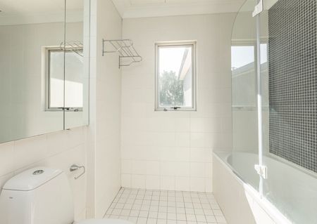 Bright and Airy Three Bedroom Apartment with Secure Parking - Photo 5