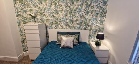 1 bedroom in a house share to rent - Photo 2