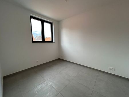 Zeer ruim appartement met 3 slaapkamers en prachtig terras gelegen op het plein van Handzame - Photo 2