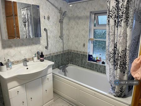 1 bedroom in a house share to rent - Photo 3