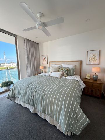 Lakefront Stunner - Executive Apartment with Views - Fully Furnished! - Photo 4