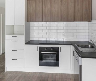 Modern Two Bedroom Apartment! - Photo 2