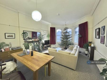 3 bedroom flat to rent - Photo 2