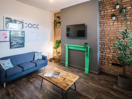 WOW - Stunning 6 Bedroom home located right next to Lancaster town centre Room 3 - Photo 5