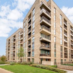 3 Bed Flat, Lakeside Drive, NW10 - Photo 3