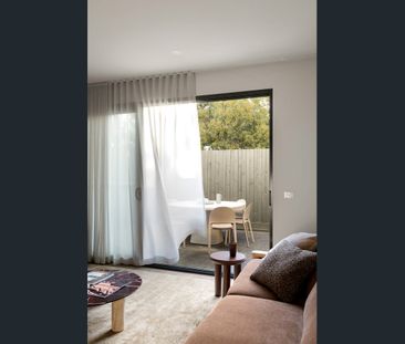 Refined Coastal Living with Indoor-Outdoor Harmony - Photo 3