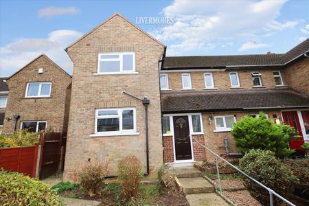 3 bedroom Semi-Detached House to let - Photo 2