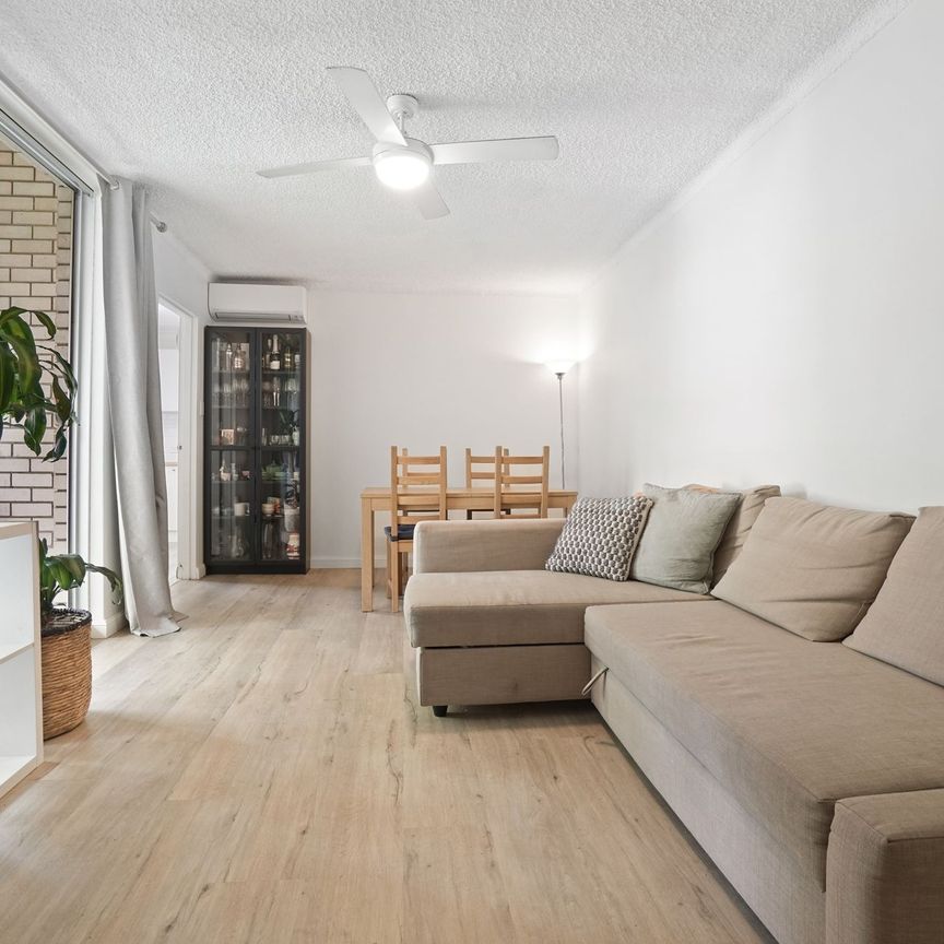 Bright Top-Floor 2-Bedroom Apartment in Prime Location - Photo 1