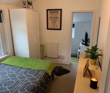 4 or 5 bedroom house - Photo 3