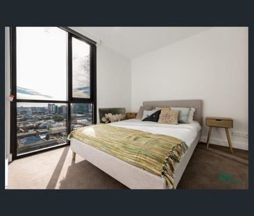 Two Bedroom Apartment with Stunning City Views - Photo 3