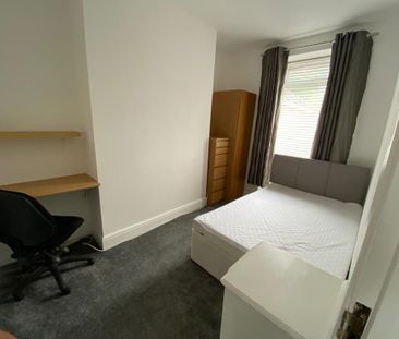 This Victorian townhouse is just a 2 minute walk to Singleton Park ... - Photo 4