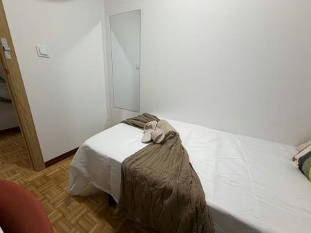 Calle de la Codorniz, Madrid, Community of Madrid 28047 - Photo 2