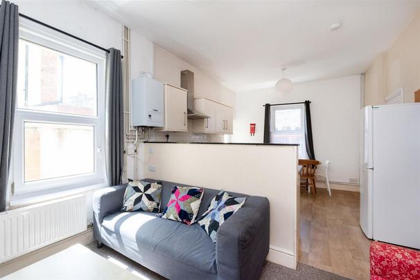 4 bedroom end of terrace house to rent - Photo 1