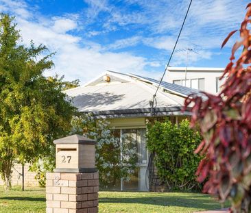 OPPORTUNITY AWAITS AT THIS CHARATERISTIC HOME IN HILLARYS! - Photo 5