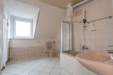 Ca. 51 m² große 2-Zimmer-Dachgeschosswohnung mit Tageslichtbad in Hagen-Eilpe - Foto 2