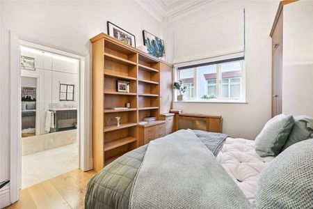 A beautiful newly refurbished raised ground floor flat located on the prestigious Cadogan Square. DOGS WELCOME. - Photo 5