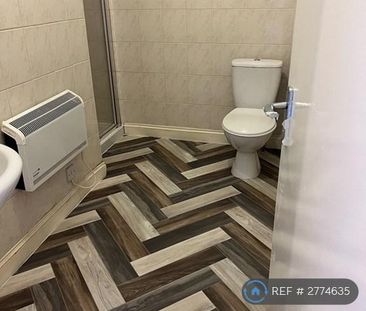 1 bedroom in a flat share to rent - Photo 5