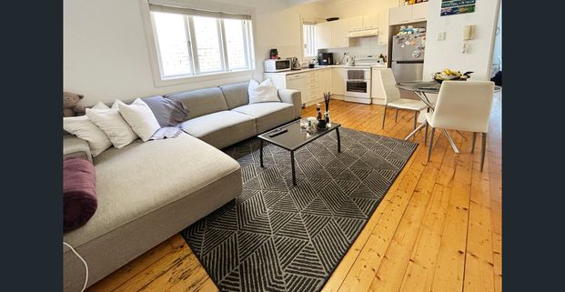 SPACIOUS TWO BEDROOM APARTMENT JUST A STROLL TO BONDI BEACH. - Photo 1