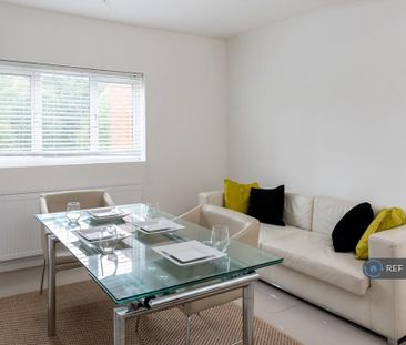 1 bedroom in a flat share to rent - Photo 2