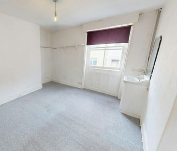 Flat to rent on - Photo 2