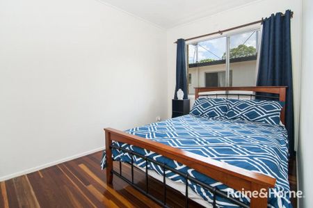 Modern Taringa Unit with Air Conditioning - Photo 3