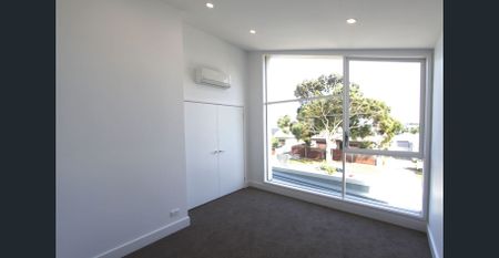 Modern 3-Bedroom Townhouse in Niddrie - Photo 3
