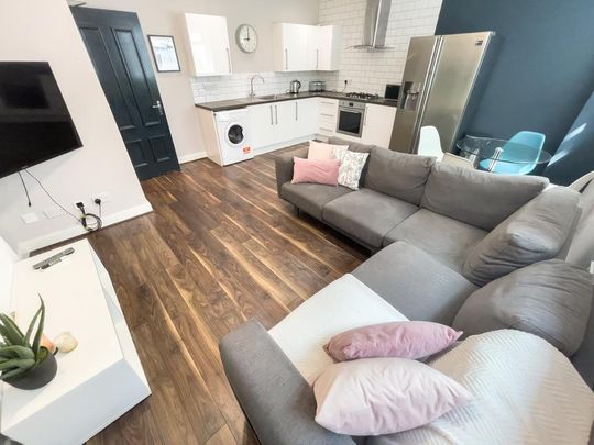 4 bedroom flat to rent - Photo 1