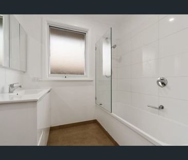 Coastal Comfort and Modern Style in the Heart of Aspendale - Photo 6