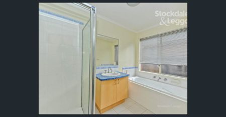 TWO ROOMS AVAILABLE - GARAGE AVAILABLE - BILLS INCL! - Photo 5