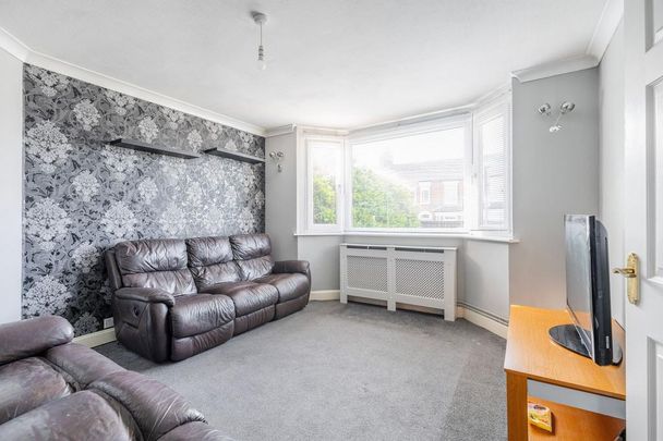 3 bedroom end of terrace house to rent - Photo 1