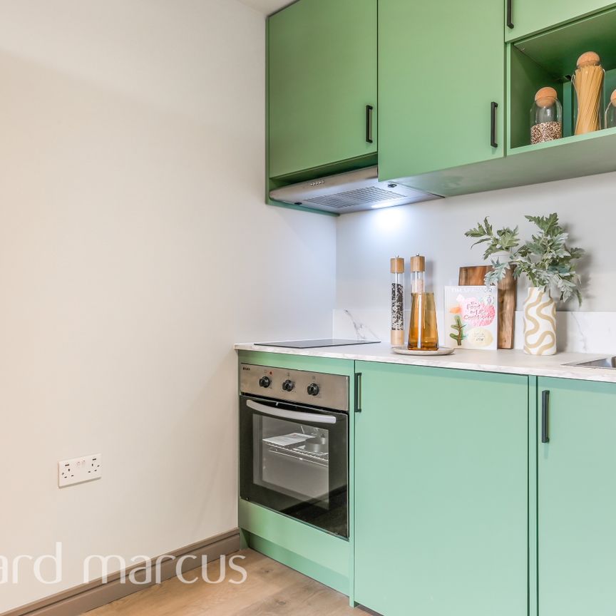 Victoria Road, Feltham - Photo 1
