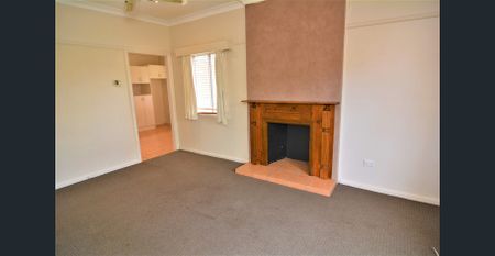 FAMILY HOME WITH GREAT GARAGING - Photo 5