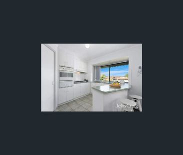 15 Sherlowe Crescent, Viewbank, Vic 3084 - Photo 1