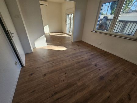 Frisch renovierte Erdgeschosswohnung mit ca. 58 m² Wohnfläche und großer Terrasse - Photo 2