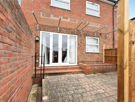 Armstrong Road, Englefield Green, Egham, Surrey, TW20 0RW - Photo 4