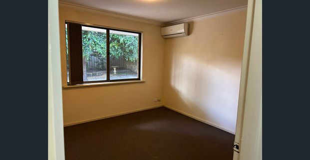 Neat & Tidy Duplex Located in Quiet Location & Great School Zones!!! - Photo 1