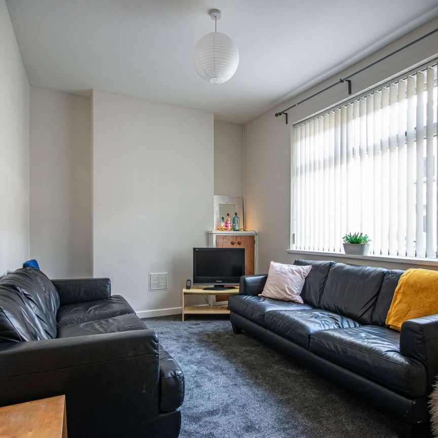 Remodelled and furnished to the highest standard - Photo 1